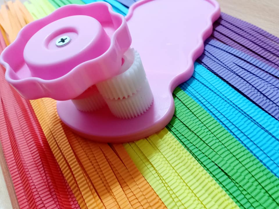 AZLINA ABDUL How to make flowers using a quilling husking board