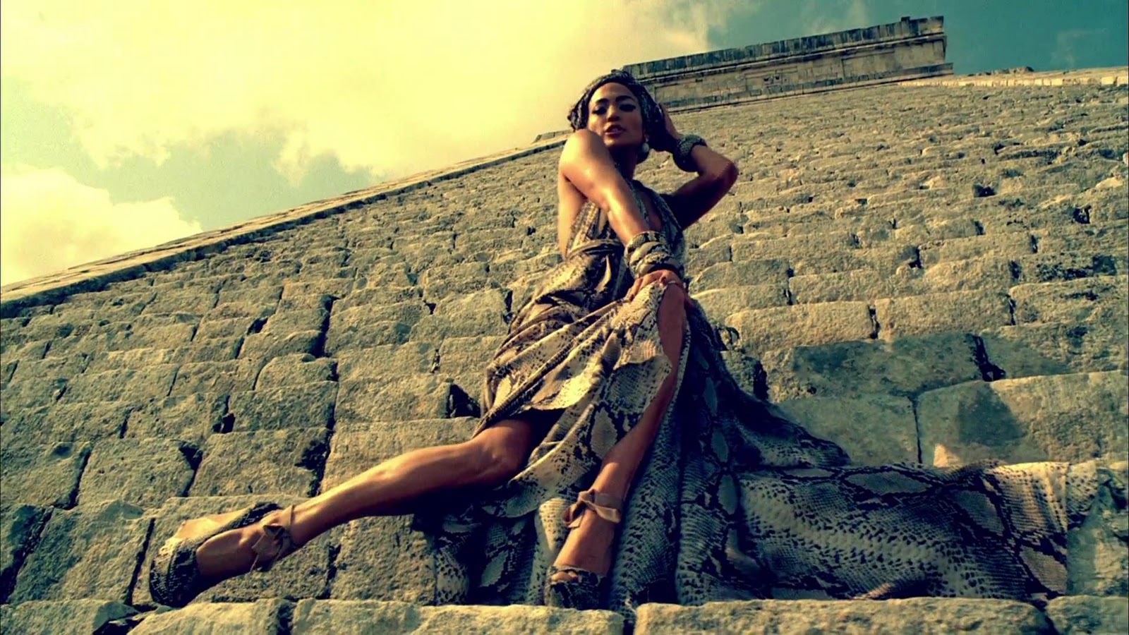 Im into you. Im into you jennifer lopez платье. Jennifer lopez, lil wayne - i'm into you. уильям леви и дженнифер лопес. Jennifer lopez feat.