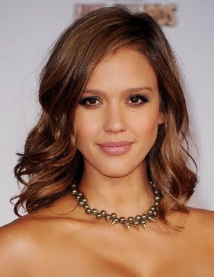 Jessica Alba walks red carpet at ALMA awards. | Jessica Alba Fan Club
