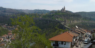 La Fortaleza Tsarevets desde el Barrio de Varosha. La Fortaleza Tsarevets desde el Barrio de Varosha.