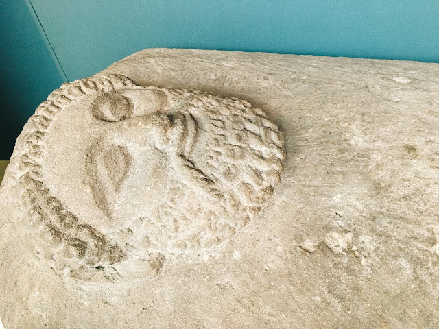 Stone anthropoid sarcophagus depicting a male bearded head on the lid
