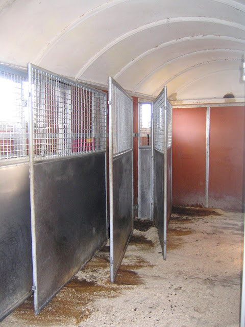 Intérieur d'un wago transportant les chevaux  du Cirque Knie 2004