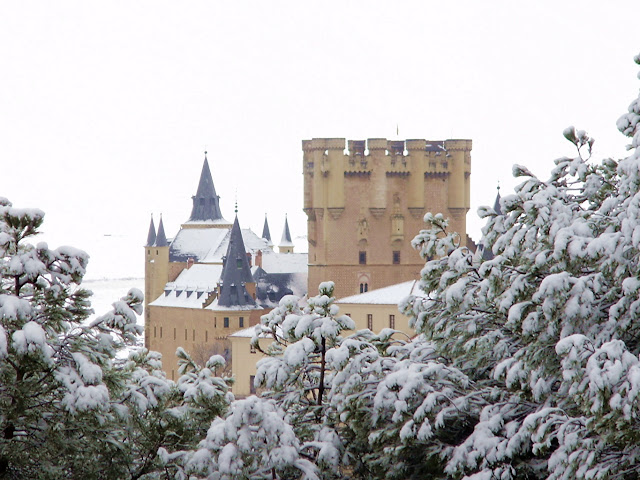 alt="fairytale castles,castles,palaces,travelling,palace,real castles,real palaces,alcazar of segovia"