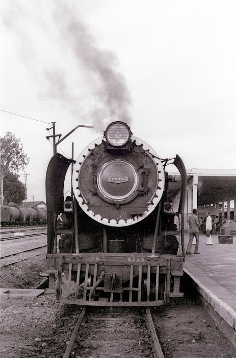 Mysore, Mysuru, gare, locomotive Tata, © L. Gigout, 1990