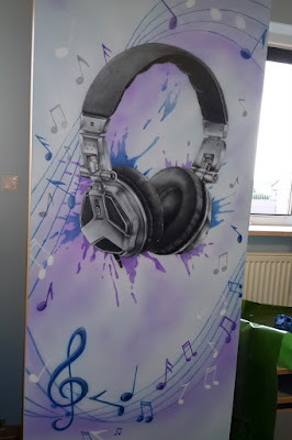 Muzyczny pokój nastolatka Muzyczny pokój nastolatka, malowanie w pokoju dziecięcego, motyw muzyczny dla dziecka, ciekawy pomysł na urządzanie pokoju dziecięcego