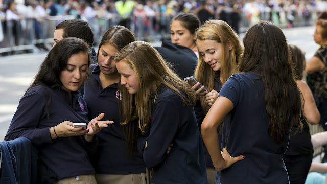 French Parliament Prohibits Use Of Phones In Schools