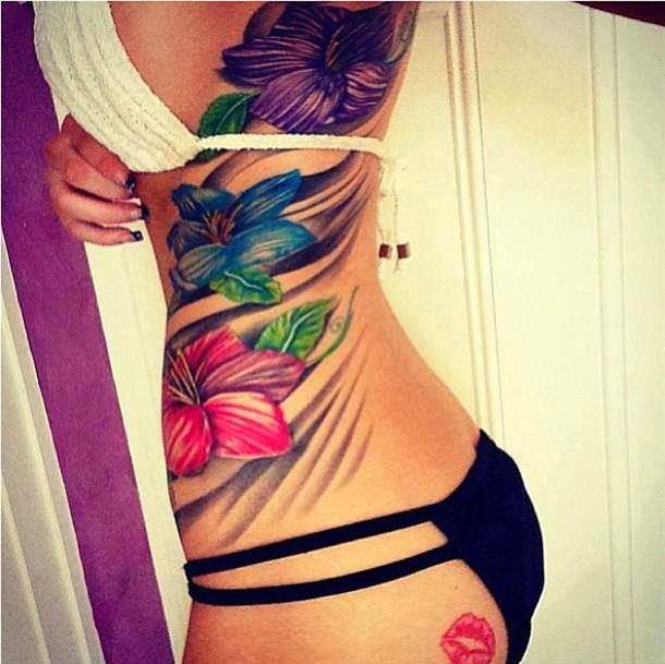 Tattoo flores na costela - Fotos de tatuagens para servir de inspiração