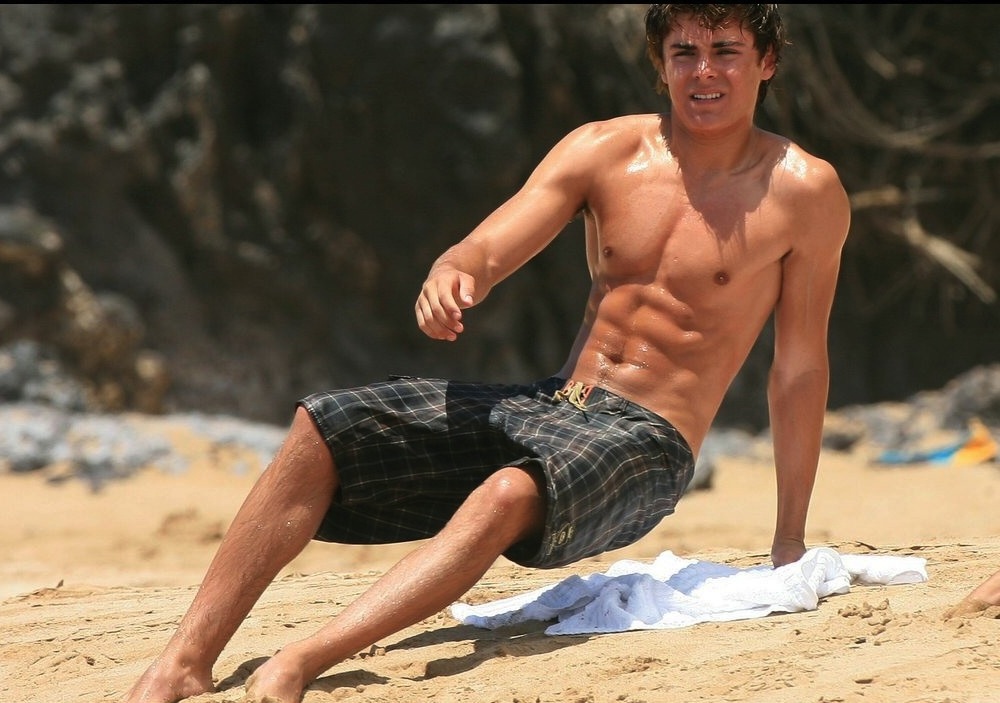 WE LOVE HOT GUYS: Young Zac Efron shirtless on the beach