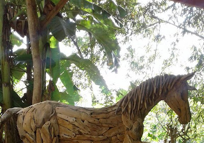 "Pengrajin patung kayu kawak" "Pengrajin patung kayu kawak"