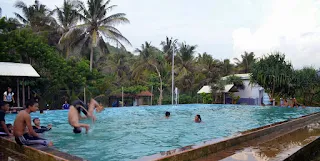Kolam renang pemandian Pantai Taman Hadiwarno Pacitan
