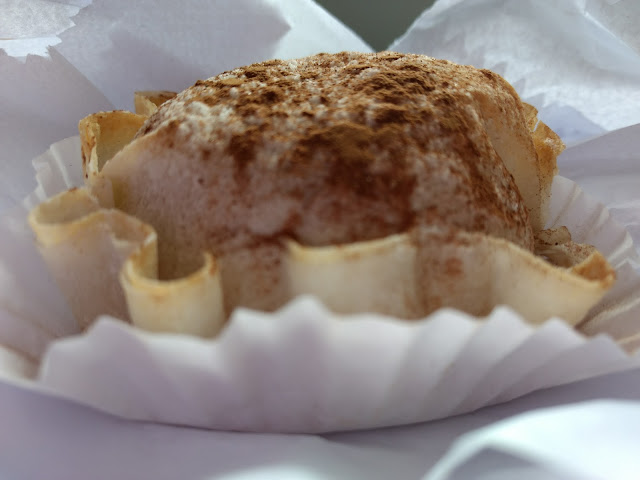 Pastel de santa clara e salame de chocolate: doces portugueses. ovos, convento e freiras