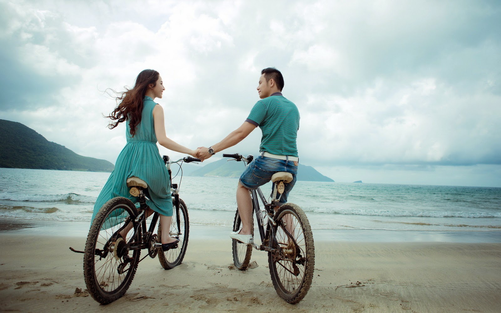 Было время был я весел. Мужчина и женщина на велосипеде. Влюбленные на велосипеде. Велосипед для двоих. Парень и девушка на велосипе.