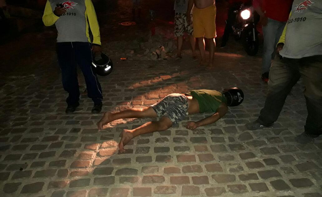 Jacobina: Motociclista sofre queda em buracos no bairro dos Índios