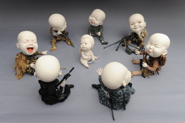 As bizarras e surreais esculturas de Johnson Tsang Johnson Tsang escultura cerâmica surreal bizarra bebês cabeçudos