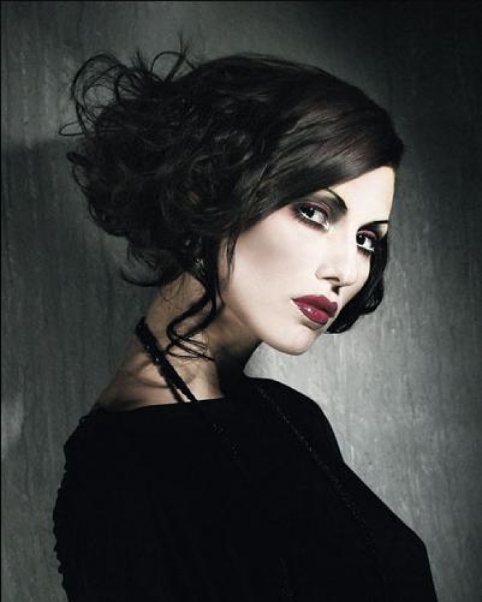 Madame Macabre Looks Inspiradores Recogidos Para Pelo Rizado  madame-macabre-looks-inspiradores-recogidos-para-pelo-rizado