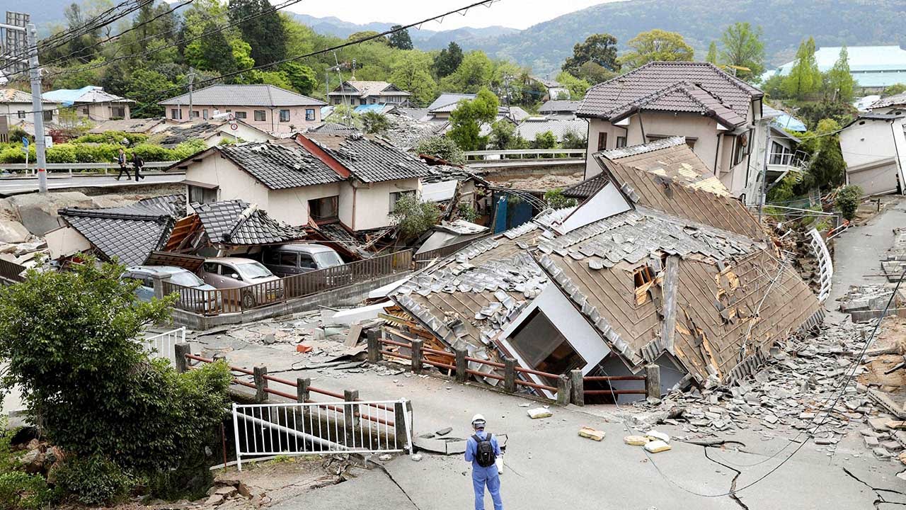 Сальвадор землетрясение. Землетрясение в Японии 1995 года. Землетрясение картинки. Стихийные бедствия в Японии. Средние землетрясения.