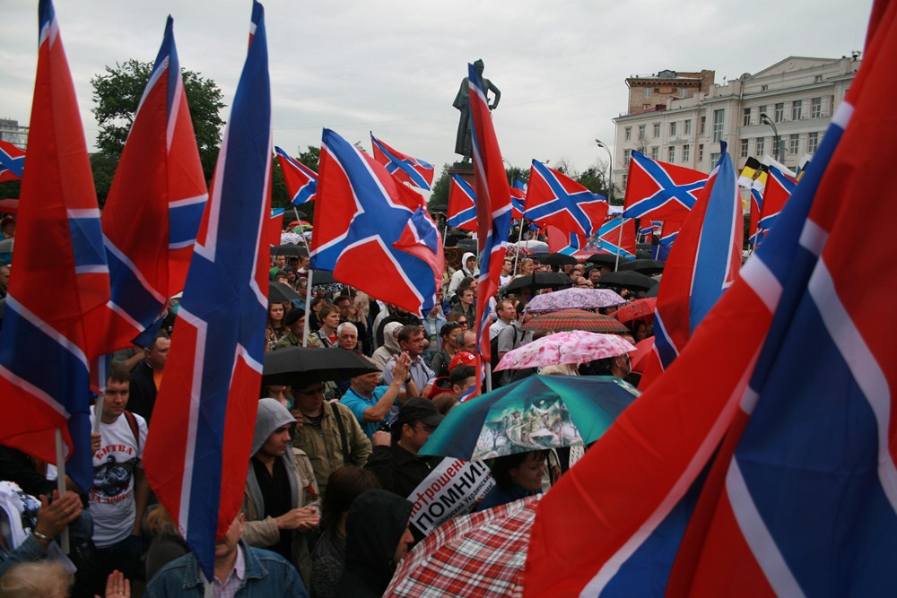 донецк, донецкая народная республика. жители донецка. русская весна донбасс. люди с флагом новороссии. донбасская народная республика.