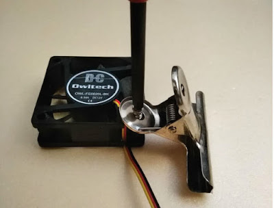 ネジでPCファンと目玉クリップを固定します