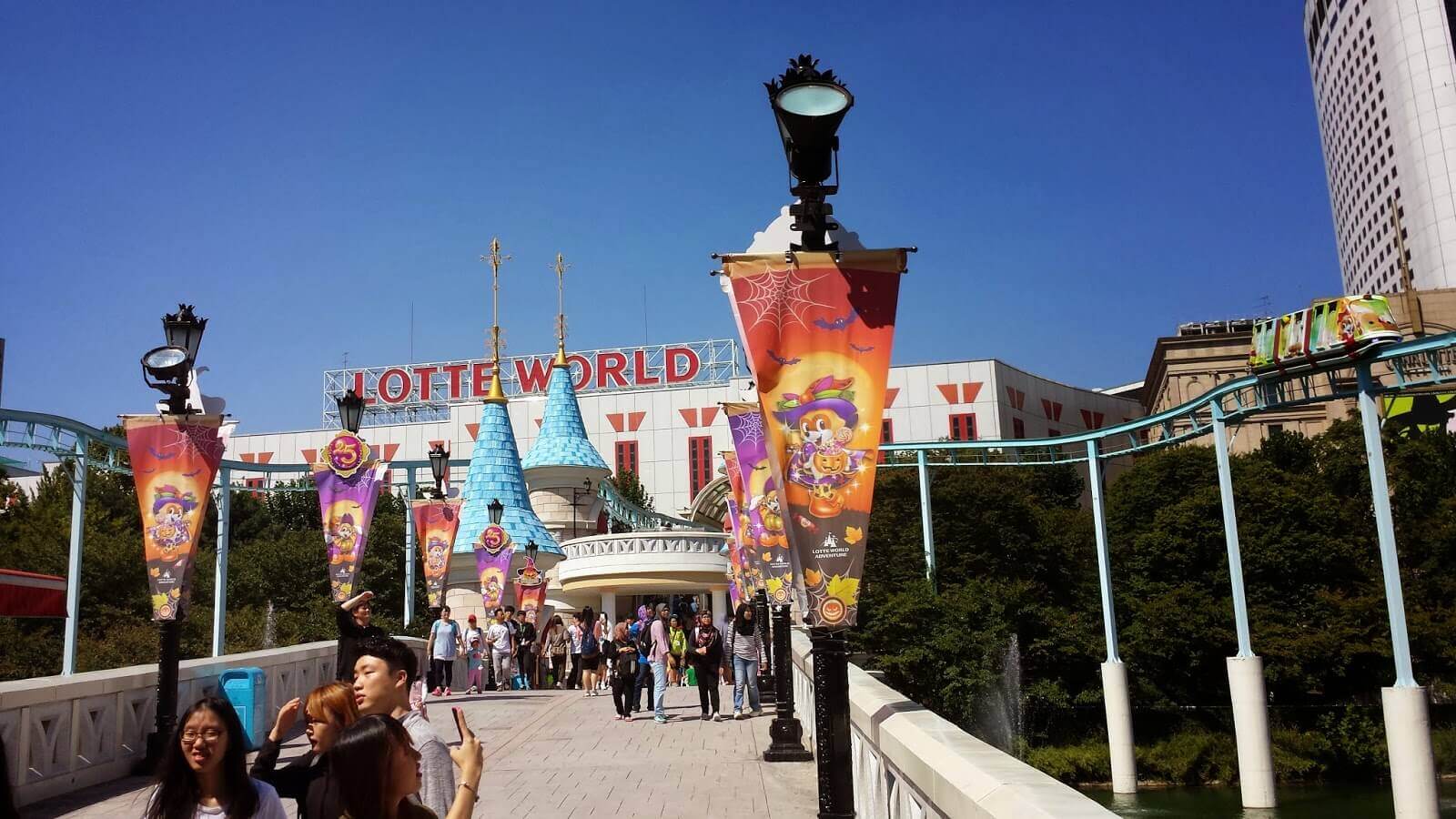 Lotte World is the largest indoor amusement park in South Korea, Seoul and in the world, according to Guinness World Records. Best 10 Seoul Attractions | Explore Amazing Things to Do in Seoul