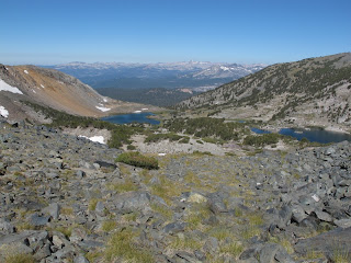 Die Deer Lakes und dahinter das ausgedehnte Tal der Middle Fork des San Joaquin River