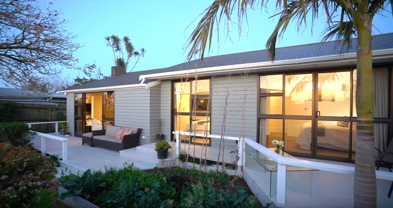 9 Photos vs. 29 Matapana Road, Palm Beach, Auckland Home Interior Design Tour