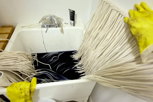 dye cotton clothesline string in sink