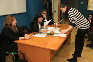 Las familias firman la recepción del cheque Las familias firman la recepción del cheque