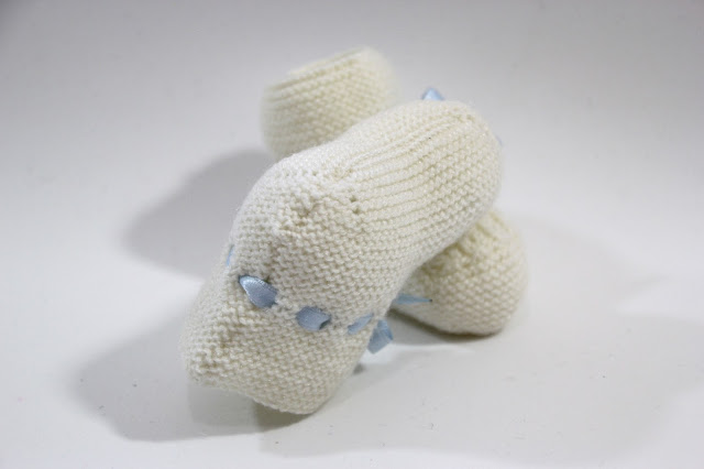 DIY Tutorial y patrones patucos de bebé tejidos con dos agujas