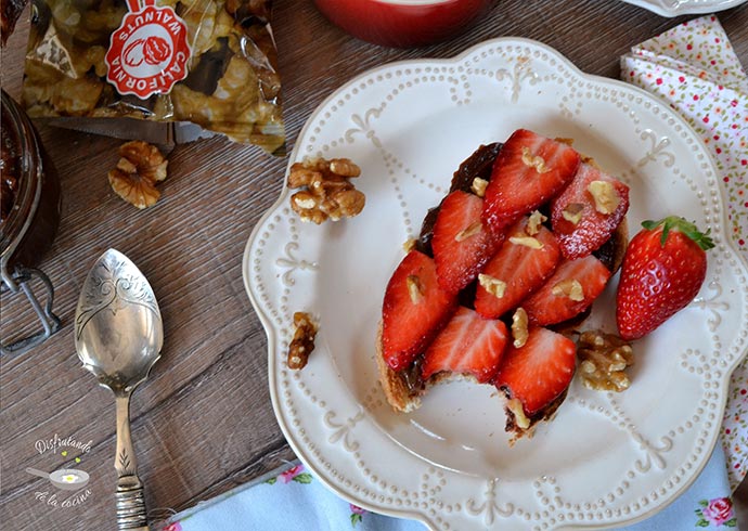 Tostadas de fresas, nueces y nutella casera (Receta fácil)