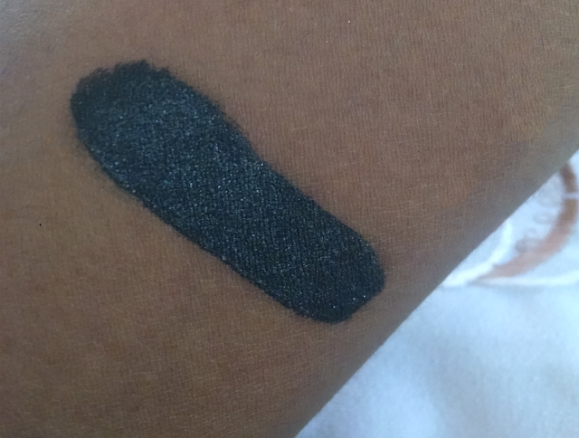 Swatch do batom Cisne Negro (PPF) na pele negra