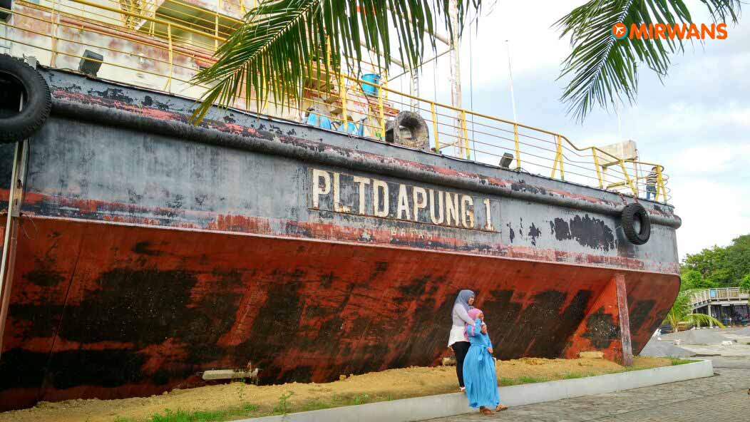 Monumen PLTD Apung, Jejak Tsunami Yang Kini Menjadi Lokasi Wisata Edukasi