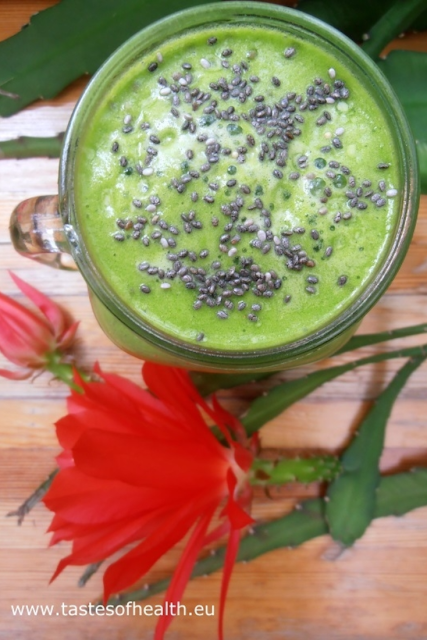 smoothie, spinach,  spinach smoothie, healthy breakfast, breakfast smoothies, pineapple, chia, chia seeds