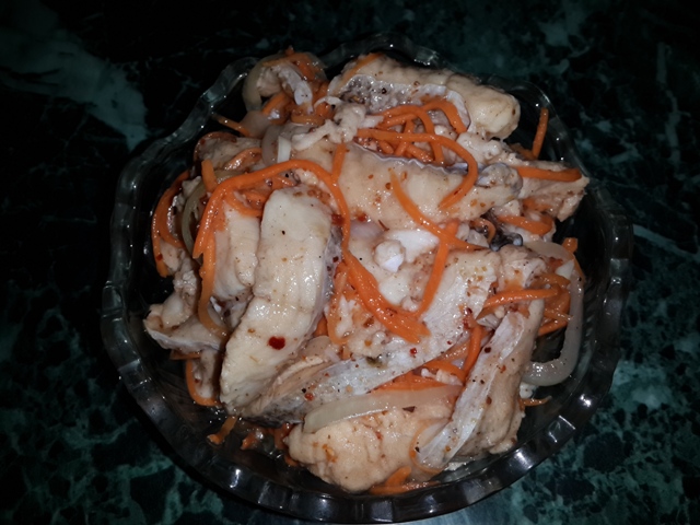 Хе из белого амура. Хе из леща. Хе из сома без моркови. Хе из сома. Салат хе из щуки.