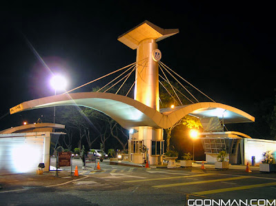 GoonMan Blog: Night Scene at Main Gate, University Utara ...