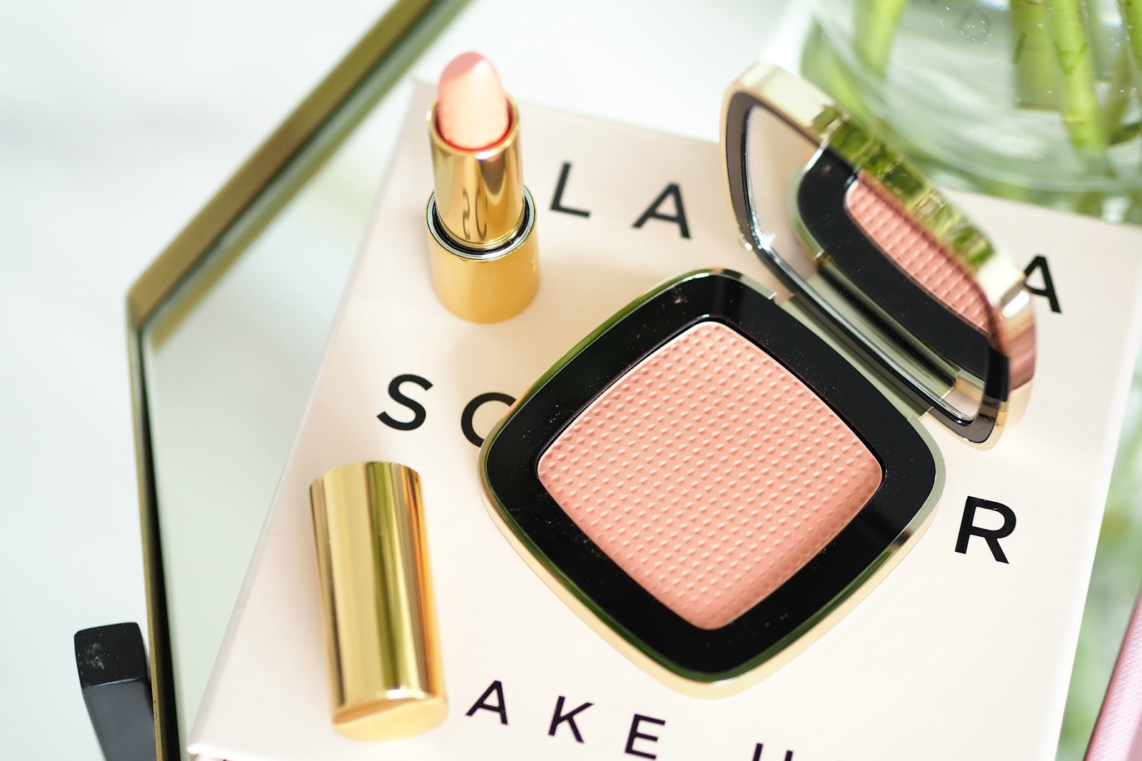 Claudia Schiffer Compact Blusher shade 22 - Passionfruit Claudia Schiffer Compact Blusher shade 22 - Passionfruit review