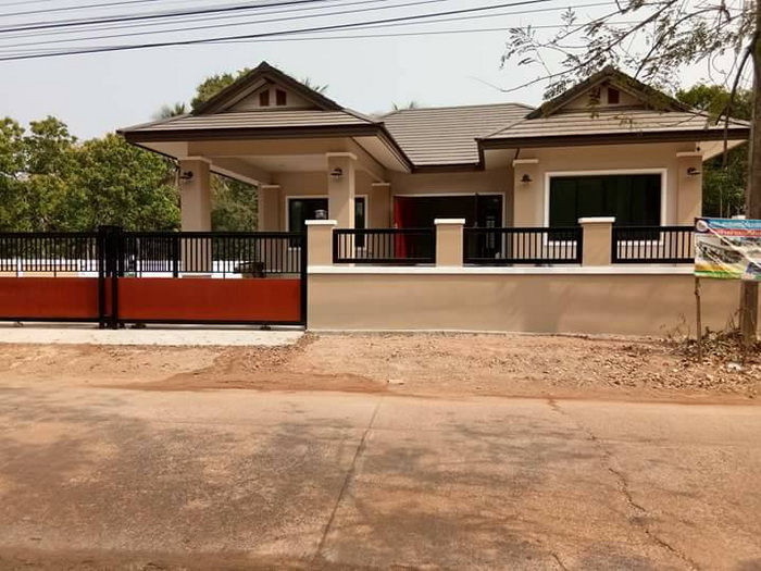 These houses consist of 2-3 bedrooms, 1-2 bathrooms, living room, and a kitchen with a building area of 150 square meters below. Suitable for medium-sized families. Check out our collection of a family home that you can genuinely own for yourself and your family. 