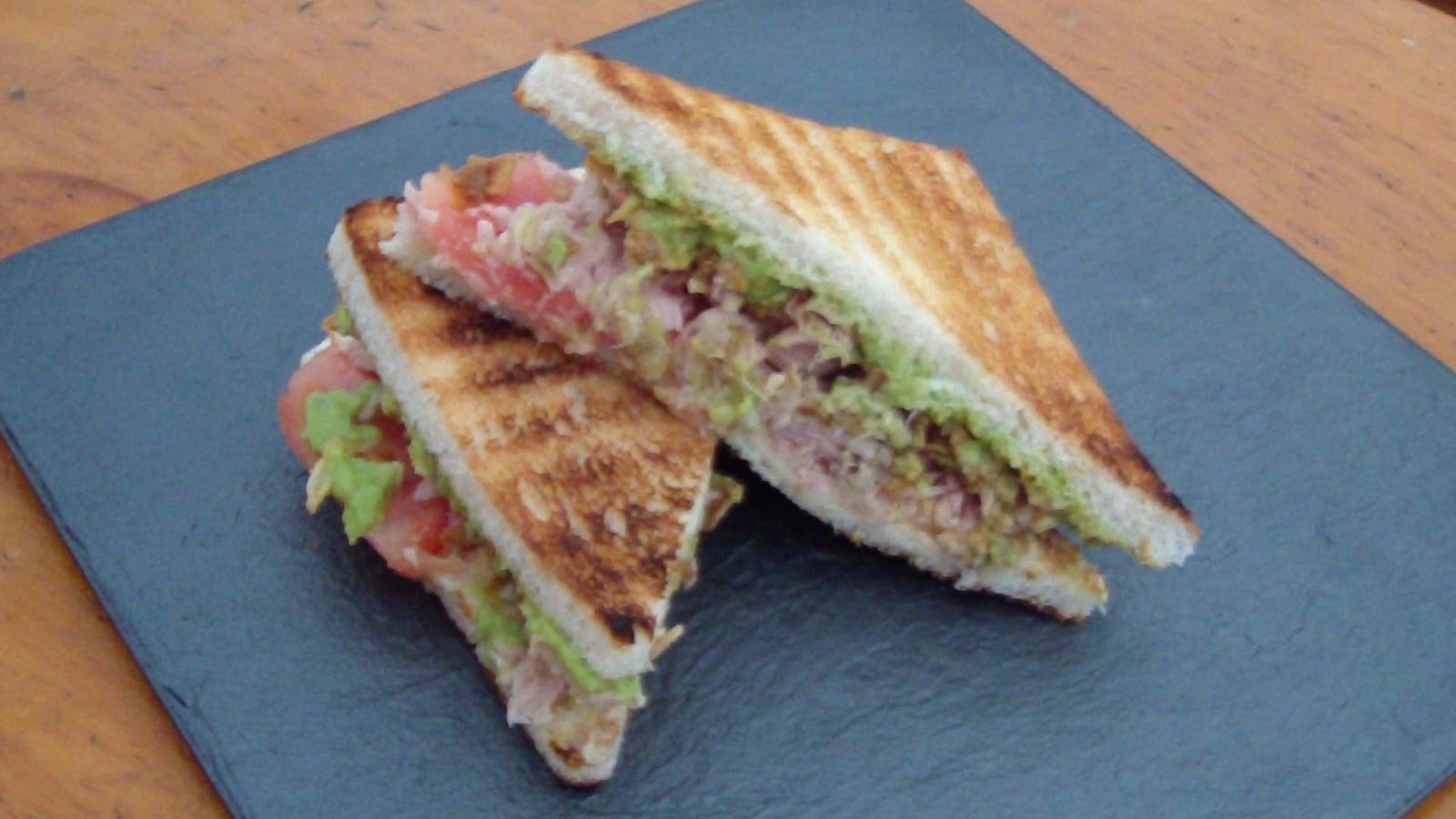 La cuchara en la maleta TUNA GUACAMOLE SÁNDWICH