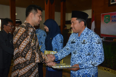 Serahkan SK Kenaikan Pangkat Emil Dardak Ajak ASN Bekerja Dengan Hati