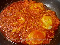 Αυγά τηγανιτά σε σάλτσα ντομάτας - Τα φαγητά της γιαγιάς
