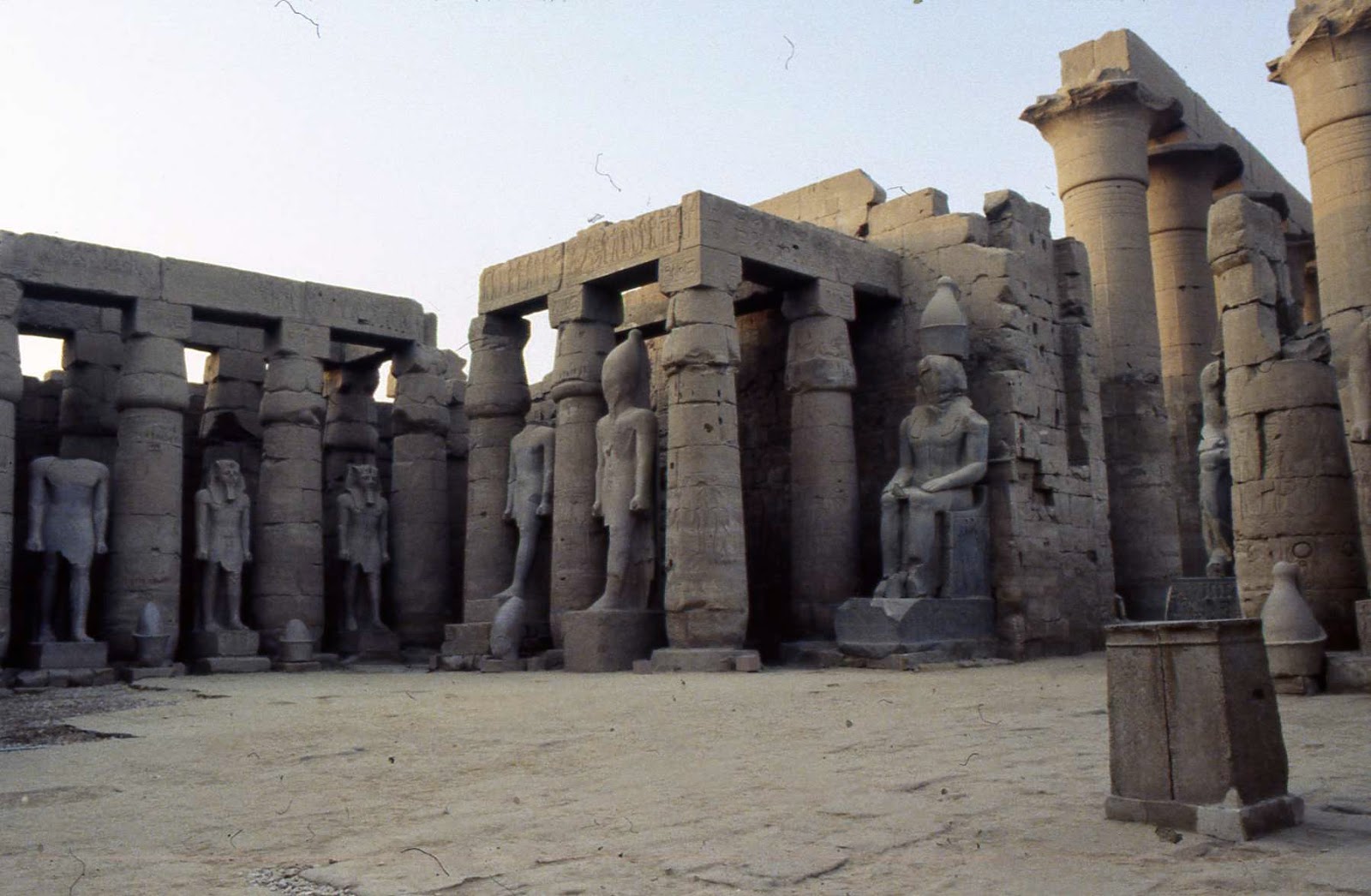 Béatrice De Louxor, une ballade dans le temple. Un des plus grands de l'Egypte ancienne. Béatrice De Louxor, une ballade dans le temple. Un des plus grands de l'Egypte ancienne.