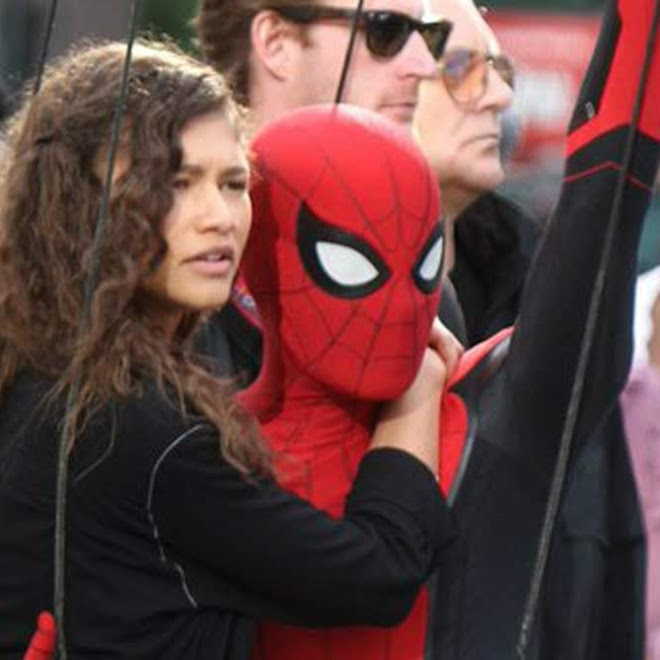Tom Holland and Zendaya shared a high-five on the set of Spider-Man: Far From Home in NYC :「スパイダーマン」シリーズの第2弾「ファー・フロム・ホーム」のニューヨーク・ロケで、ゼンデイヤとハイファイブを交わす新コスチュームのトム・ホランド ! !