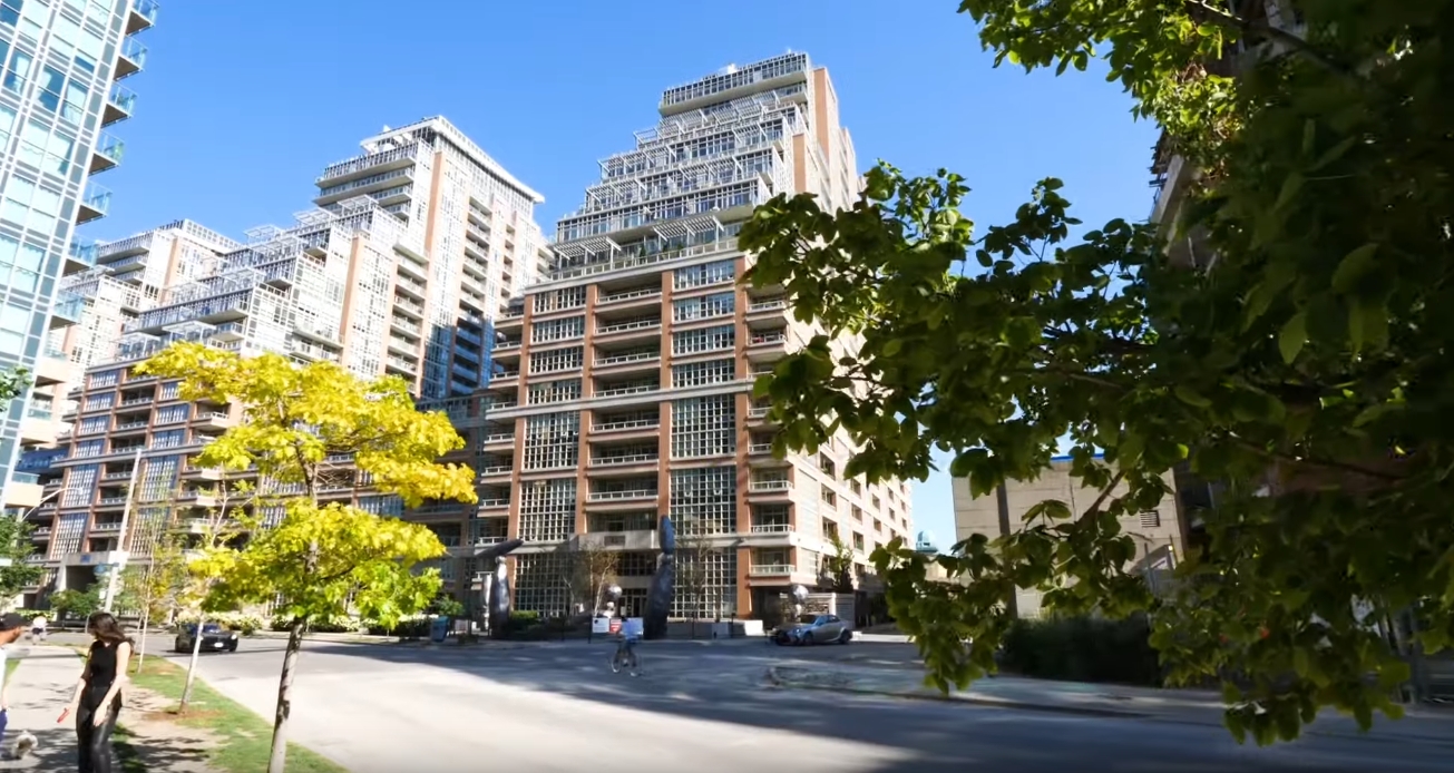18 Photos vs. 85 E Liberty St #105, Toronto Condo Interior Design Tour