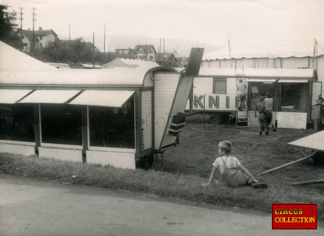 Roulotte , groupe électrogène du Cirque National Suisse Knie