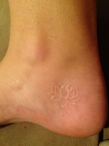 Pequeno Tinta Branca Lotus Tatuagem no Pé