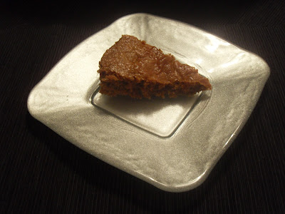Presentación de un trozo de bizcocho de chocolate, canela y coco