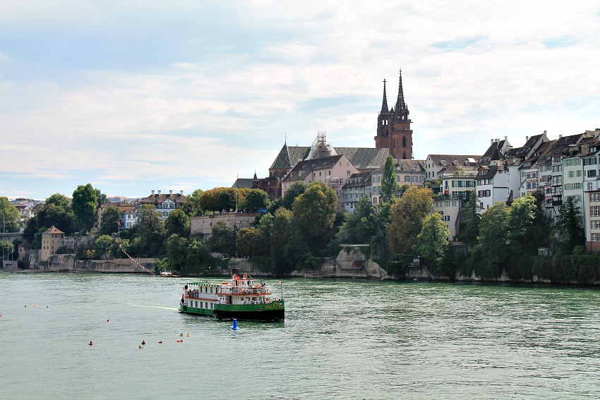 Pas grandchose Floating down the Rhine in Basel