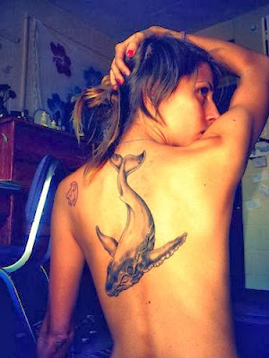 Tatuaje de ballena en la espalda