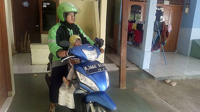 Tangis Haru Kisah Perjuangan Susi Driver Grabbike yang Bawa Anak Sambil Kerja