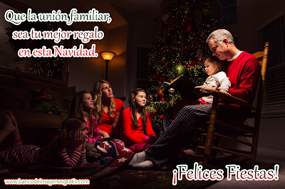 Familia unida junto al arbolito de Navidad con mensaje especial