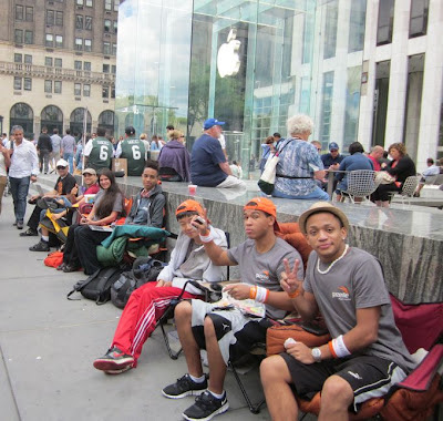 Primi "clienti" in fila all'Apple Store di New York